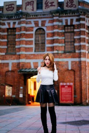 [Taiwan Goddess] Zhou Yingxin Dora – Street Shooting Boots Black Silk Skirt Photo
