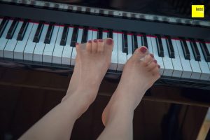 [IESS 异 思 趣向] Seventy-seven _Beautiful Foot 2 on Black and White Piano Keys_ photo set