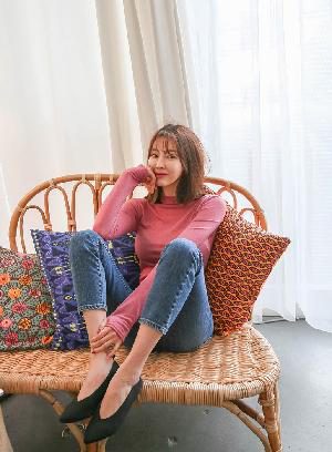 12.02.2018 – Kim Hye Ji – Jeans Set