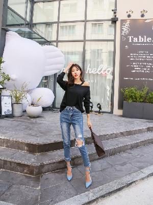 Kim Hye Ji – 22.09.2017 – Jeans Set