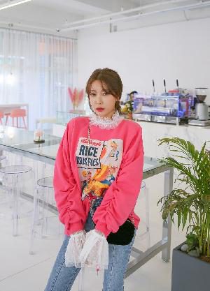 Kim Hye Ji – Jeans Set – 30.01.2018