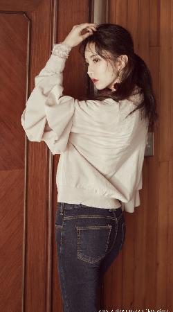 20.09.2017 – Park SooYeon – Jeans Set