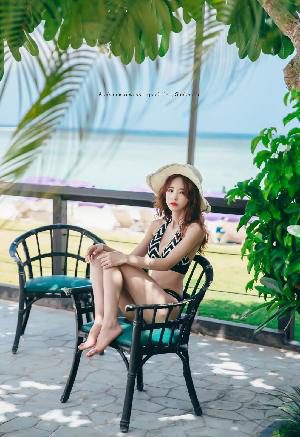 Shin Eun Ji – 30.06.2018 – Beachwear Set