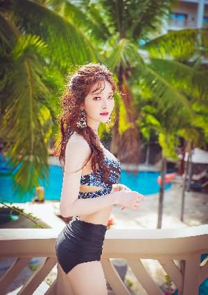 Kim Hee Jeong – Swimsuit – 181121