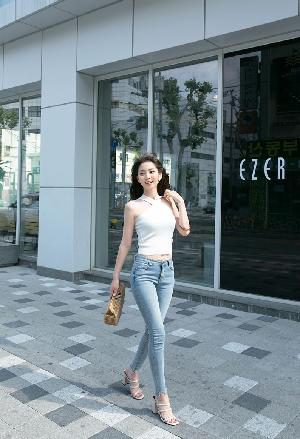 12.07.2017 – Lee Chae Eun – Jeans Set