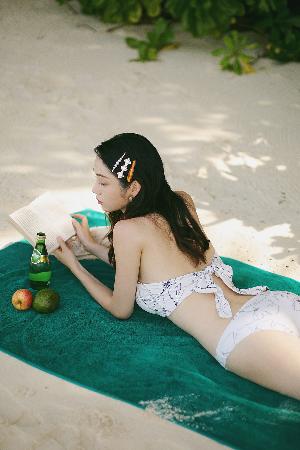 Jeong Hee – The flower in your bikini