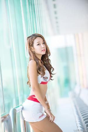 2013.10.27 In red and white – Lee Da Hee