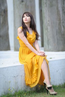 Li Erhui “Outer Temperature Yellow Long Skirt Series” Photo Collection