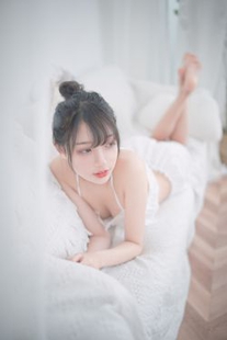 [COS welfare] Zhou Yu is cute rabbit – white pajamas photo set