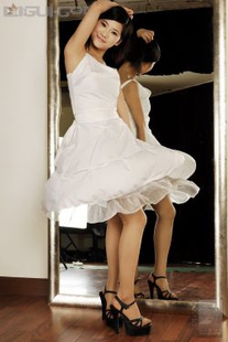 Model Karuru’s “Art School Beauty’s Tender Feet in Stockings” [丽柜LiGui] Silk Feet Photo Pictures