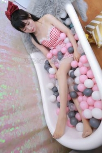 [思话SiHua] SH176 Xiaodie – A girl with beautiful legs on a bobo ball