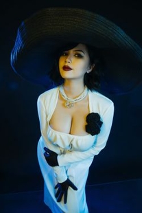 [Internet celebrity COSER photo] Uy Uy – Lady Dimitrescu